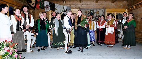 Józef Pitoń przyjmuje gratulacje od kolegów z zespołu im. Klimka Bachledy, 32 kB